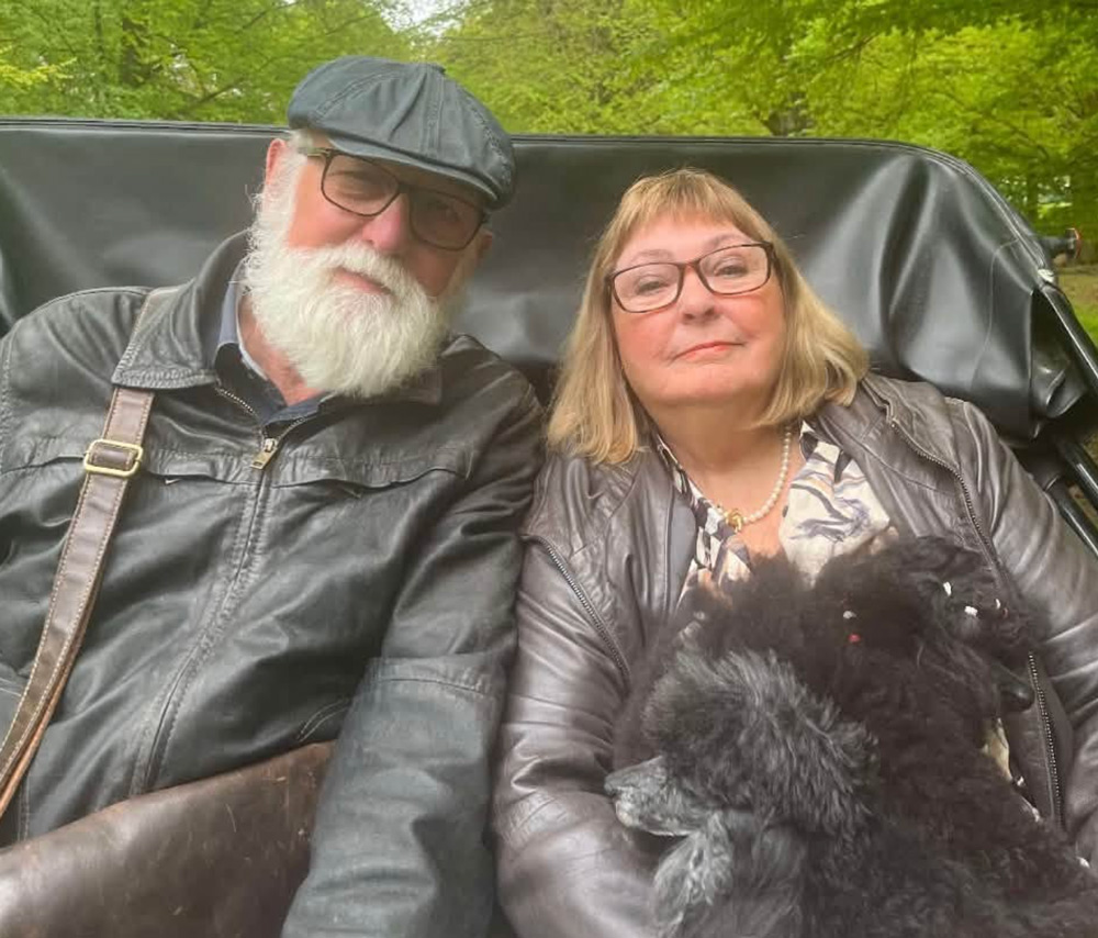 Lars og Susanne Preisler i deres pæne tøj klar til fejring af 40-års jubilæum for Lund Dyreklinik